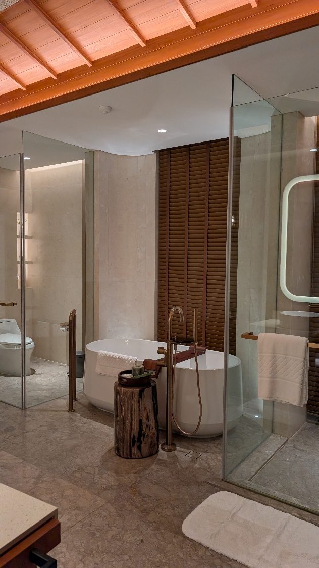 Bathtub with garden view